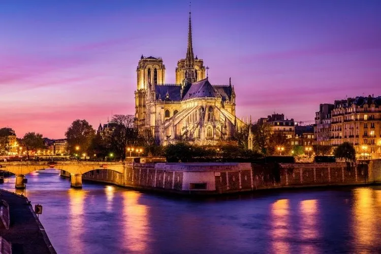 Visita de Emmanuel Macron à Catedral de Notre-Dame