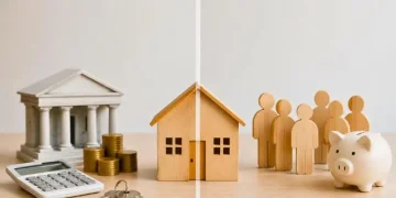 Planejamento imobiliário: Comparando opções de financiamento habitacional e consórcio de imóveis. Casa, banco, dinheiro, grupo, cofrinho.