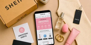 caixa de compras, celular exibindo app de moda e itens como roupa, perfume e acessórios