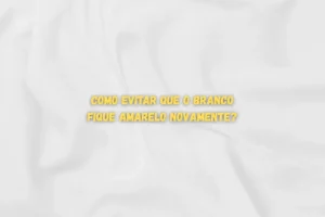 Tecido branco levemente amassado com a frase "Como evitar que o branco fique amarelo novamente?" escrita ao centro.