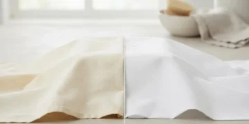 Comparação lado a lado de um tecido branco amarelado e um tecido branco limpo, ilustrando a diferença de conservação.